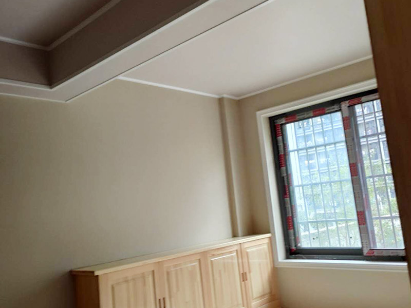 墻面乳膠漆粉刷造型：1、排刷是最省料，但比較費時間，當(dāng)然慢工細(xì)活還是不錯的，墻面效果最后是平的。由于乳膠涂料干燥較快，每個刷涂面應(yīng)盡量一次完成，否則易產(chǎn)生接痕。手動刷時，必須從一個點開始，按順序開始，不要東油一下，西油一下，這樣容易漏刷或者出來的效果會不均勻，難看。當(dāng)手刷時，沾的油漆不要過多，剛好不會掉下來為好，否則容易刷墻出現(xiàn)&ldquo;落淚&rdquo;的現(xiàn)象。 2、棍刷進行滾的作業(yè)，在效果各方面都是比較普通的，浪費乳膠漆程度比較厲害，也不是效果最好，但是相對而言，這是性價比較高的施工方式。輥涂時，為避免輥子痕跡，搭接寬度為毛輥長度的1/4，一般輥涂兩遍，夏季其間隔應(yīng)2小時以上，冬季可能需要多點時間。 3、噴槍的效果會比較好，會出現(xiàn)墻面的顆粒狀，比較自然，速度快，省時，但是不太容易修補。噴涂時手握噴槍要平穩(wěn)，噴嘴距離墻面距離最好是30-50厘米，不能太近或過遠(yuǎn)。噴槍有規(guī)律地移動，橫、縱向呈S形涂墻面。一般每分鐘應(yīng)在400~600毫米間勻速運動。要注意接茬部位顏色一致、厚薄均勻，且要防止漏噴、流淌。 4、批的效果最好，但最費料。不過，批的話可以不要太好的涂料，普通的乳膠漆批出來的效果也很好。