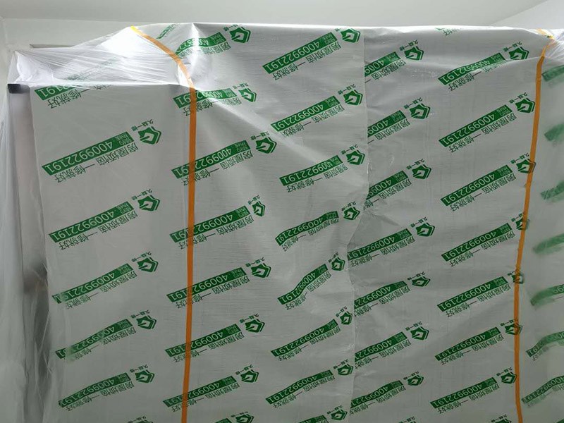 全屋成品保護(hù)：入戶門扇用公司統(tǒng)一的門貼進(jìn)行全面包裹保護(hù)，用透明膠帶將保護(hù)膜粘貼牢固平整。 用標(biāo)準(zhǔn)保護(hù)膜將門框三面保護(hù)完整并固定牢固。 工程完工后拆除保護(hù)膜時(shí)如果有粘貼時(shí)的膠痕，應(yīng)用酒精或?qū)Ｓ玫那逦蹌┣宄z痕。 潔具安裝后將其用原包裝紙箱進(jìn)行封閉或用闊達(dá)標(biāo)準(zhǔn)保護(hù)膜包裹嚴(yán)密。 花灑、龍頭等潔具五金用原產(chǎn)品配套的保護(hù)膜進(jìn)行包裹或用成品保護(hù)膜包裹嚴(yán)密。 木地板施工前，將地面用吸塵器清理干凈。 木地板施工后，用產(chǎn)品自帶的防潮墊或標(biāo)準(zhǔn)保護(hù)在通道鋪貼進(jìn)行保護(hù)。