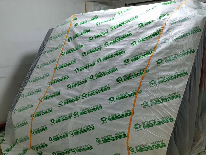 全屋成品保護(hù)：入戶門扇用公司統(tǒng)一的門貼進(jìn)行全面包裹保護(hù)，用透明膠帶將保護(hù)膜粘貼牢固平整。 用標(biāo)準(zhǔn)保護(hù)膜將門框三面保護(hù)完整并固定牢固。 工程完工后拆除保護(hù)膜時(shí)如果有粘貼時(shí)的膠痕，應(yīng)用酒精或?qū)Ｓ玫那逦蹌┣宄z痕。 潔具安裝后將其用原包裝紙箱進(jìn)行封閉或用闊達(dá)標(biāo)準(zhǔn)保護(hù)膜包裹嚴(yán)密。 花灑、龍頭等潔具五金用原產(chǎn)品配套的保護(hù)膜進(jìn)行包裹或用成品保護(hù)膜包裹嚴(yán)密。 木地板施工前，將地面用吸塵器清理干凈。 木地板施工后，用產(chǎn)品自帶的防潮墊或標(biāo)準(zhǔn)保護(hù)在通道鋪貼進(jìn)行保護(hù)。