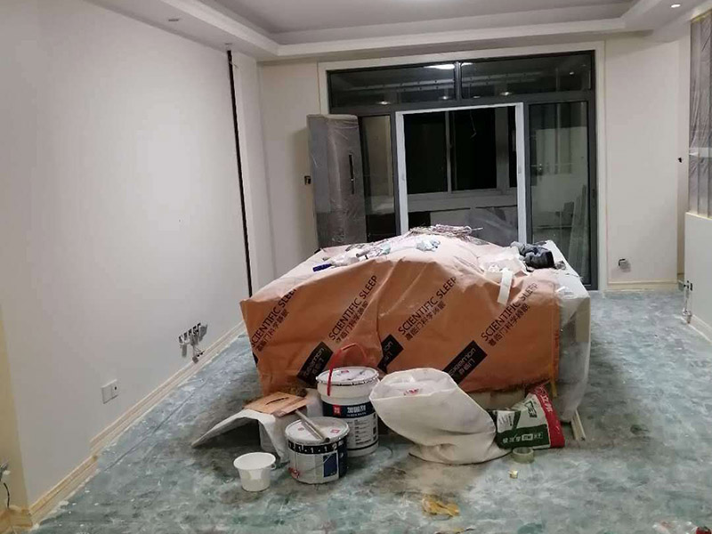 墻面乳膠漆粉刷：首先，我們先開始刷底漆，讓其起到一個改善墻面表層屬性以增強(qiáng)墻面吸附力的作用，之后在上漆效果會更好; 在施工時，如果你覺得墻面還是不夠細(xì)膩，仍然有一些小顆粒的話，你可以用600#的水砂輕微的清理一下墻面; 第一遍油漆刷完之后，隔2-4小時再刷一次，之后也是這樣循環(huán)。有的小伙伴會說，時間概念不強(qiáng)，那可以用手指去壓一下，沒有粘稠感的話，就可以再次上漆了。