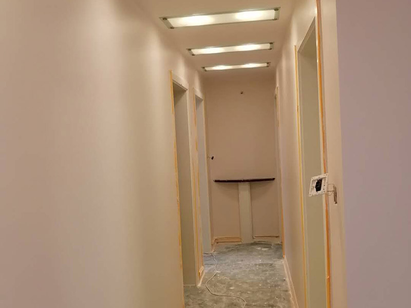 墻面乳膠漆粉刷：首先，我們先開始刷底漆，讓其起到一個改善墻面表層屬性以增強(qiáng)墻面吸附力的作用，之后在上漆效果會更好; 在施工時，如果你覺得墻面還是不夠細(xì)膩，仍然有一些小顆粒的話，你可以用600#的水砂輕微的清理一下墻面; 第一遍油漆刷完之后，隔2-4小時再刷一次，之后也是這樣循環(huán)。有的小伙伴會說，時間概念不強(qiáng)，那可以用手指去壓一下，沒有粘稠感的話，就可以再次上漆了。