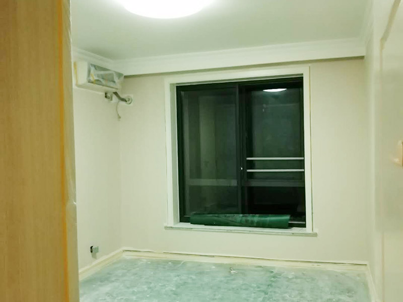 墻面乳膠漆粉刷：首先，我們先開始刷底漆，讓其起到一個改善墻面表層屬性以增強(qiáng)墻面吸附力的作用，之后在上漆效果會更好; 在施工時，如果你覺得墻面還是不夠細(xì)膩，仍然有一些小顆粒的話，你可以用600#的水砂輕微的清理一下墻面; 第一遍油漆刷完之后，隔2-4小時再刷一次，之后也是這樣循環(huán)。有的小伙伴會說，時間概念不強(qiáng)，那可以用手指去壓一下，沒有粘稠感的話，就可以再次上漆了。