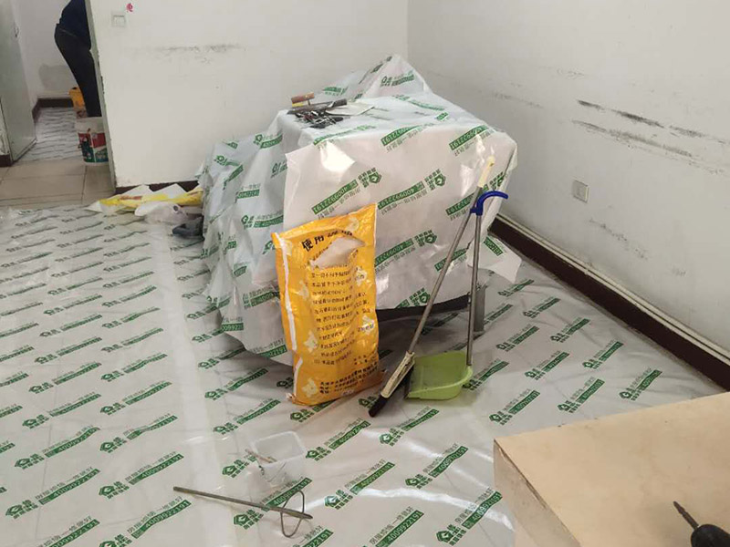 地板家具成品保護(hù)：各類裝修物料的進(jìn)場、建筑裝修垃圾的清理都必須經(jīng)過入戶門。在對物品進(jìn)行搬運(yùn)時(shí)，難免會與入戶門發(fā)生磕碰及摩擦。水電改造是基礎(chǔ)裝修，水電裝修的質(zhì)量好壞，直接決定著后期的施工和使用。因此，在進(jìn)行水電改造時(shí)，同樣需要做好成品保護(hù)工作。水電改造完成后，應(yīng)當(dāng)對各種管線進(jìn)行規(guī)范的固定，以防脫落;對裸露的線頭要進(jìn)行包裹，以防發(fā)生觸電的危險(xiǎn);做好地面裸線管的固定和保護(hù)，防止被踩壞。同時(shí)，在搬運(yùn)物料時(shí)，也不要破壞地面鋪設(shè)的管線。進(jìn)行裝修施工時(shí)，磁環(huán)邊鋪邊勾縫，在崗鋪設(shè)的瓷磚、地板上堆放雜物、走動踩踏，地板沒有使用成品保護(hù)膜覆蓋等都會影響瓷磚及地板的鋪貼效果，使瓷磚出現(xiàn)施工質(zhì)量問題。