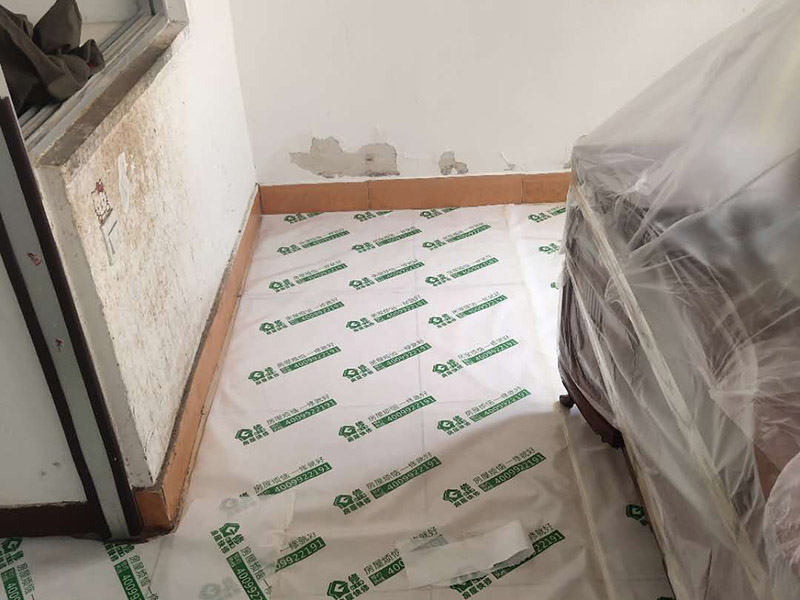 地板家具成品保護(hù)：各類裝修物料的進(jìn)場、建筑裝修垃圾的清理都必須經(jīng)過入戶門。在對物品進(jìn)行搬運(yùn)時(shí)，難免會與入戶門發(fā)生磕碰及摩擦。水電改造是基礎(chǔ)裝修，水電裝修的質(zhì)量好壞，直接決定著后期的施工和使用。因此，在進(jìn)行水電改造時(shí)，同樣需要做好成品保護(hù)工作。水電改造完成后，應(yīng)當(dāng)對各種管線進(jìn)行規(guī)范的固定，以防脫落;對裸露的線頭要進(jìn)行包裹，以防發(fā)生觸電的危險(xiǎn);做好地面裸線管的固定和保護(hù)，防止被踩壞。同時(shí)，在搬運(yùn)物料時(shí)，也不要破壞地面鋪設(shè)的管線。進(jìn)行裝修施工時(shí)，磁環(huán)邊鋪邊勾縫，在崗鋪設(shè)的瓷磚、地板上堆放雜物、走動踩踏，地板沒有使用成品保護(hù)膜覆蓋等都會影響瓷磚及地板的鋪貼效果，使瓷磚出現(xiàn)施工質(zhì)量問題。