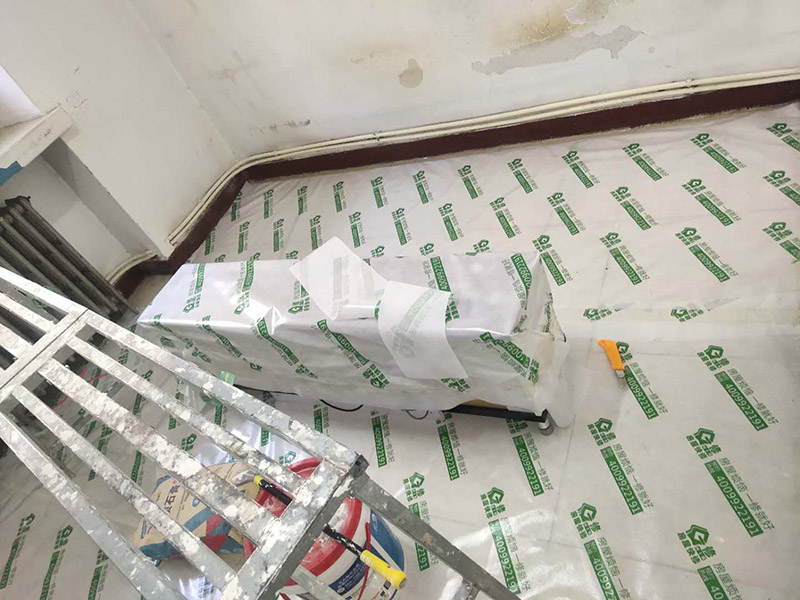 地板家具成品保護(hù)：各類裝修物料的進(jìn)場、建筑裝修垃圾的清理都必須經(jīng)過入戶門。在對物品進(jìn)行搬運(yùn)時(shí)，難免會與入戶門發(fā)生磕碰及摩擦。水電改造是基礎(chǔ)裝修，水電裝修的質(zhì)量好壞，直接決定著后期的施工和使用。因此，在進(jìn)行水電改造時(shí)，同樣需要做好成品保護(hù)工作。水電改造完成后，應(yīng)當(dāng)對各種管線進(jìn)行規(guī)范的固定，以防脫落;對裸露的線頭要進(jìn)行包裹，以防發(fā)生觸電的危險(xiǎn);做好地面裸線管的固定和保護(hù)，防止被踩壞。同時(shí)，在搬運(yùn)物料時(shí)，也不要破壞地面鋪設(shè)的管線。進(jìn)行裝修施工時(shí)，磁環(huán)邊鋪邊勾縫，在崗鋪設(shè)的瓷磚、地板上堆放雜物、走動踩踏，地板沒有使用成品保護(hù)膜覆蓋等都會影響瓷磚及地板的鋪貼效果，使瓷磚出現(xiàn)施工質(zhì)量問題。