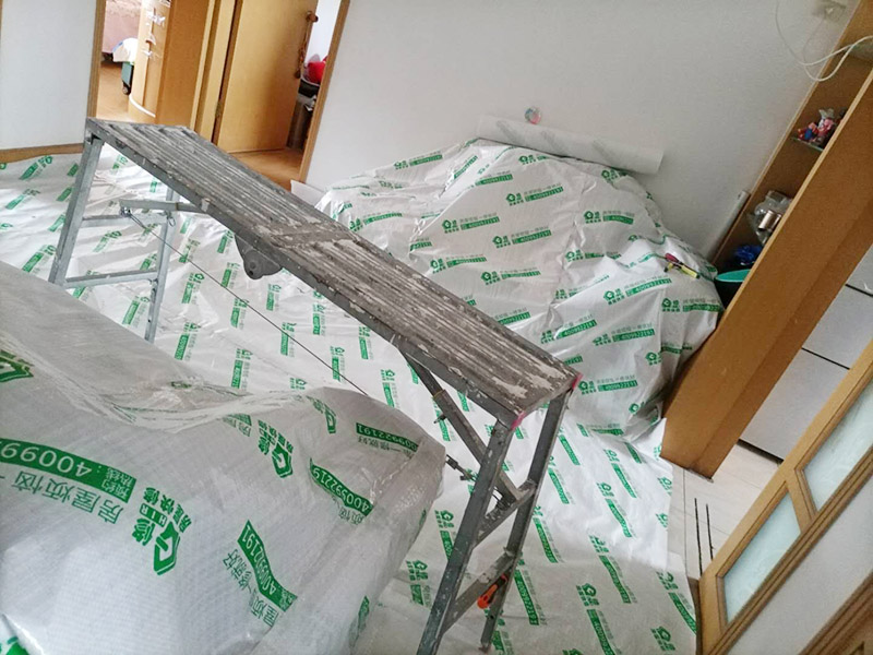 客廳頂部鏟除重做:1.把屋面的涂料層連帶基層一起鏟掉，2.刮底層石膏找平3.刮墻面膩?zhàn)釉僬移?.用砂紙把屋面打麼平整 5，刷抗堿底漆 6，刷面漆找專業(yè)的油漆工讓他幫助你完成此項(xiàng)作業(yè) 頂部清理、涂刷白乳膠、刮粉刷石膏3遍、刮膩?zhàn)?遍、砂紙打磨、刷乳膠漆2遍。