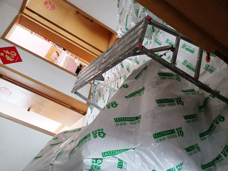 客廳頂部鏟除重做:1.把屋面的涂料層連帶基層一起鏟掉，2.刮底層石膏找平3.刮墻面膩?zhàn)釉僬移?.用砂紙把屋面打麼平整 5，刷抗堿底漆 6，刷面漆找專業(yè)的油漆工讓他幫助你完成此項(xiàng)作業(yè) 頂部清理、涂刷白乳膠、刮粉刷石膏3遍、刮膩?zhàn)?遍、砂紙打磨、刷乳膠漆2遍。