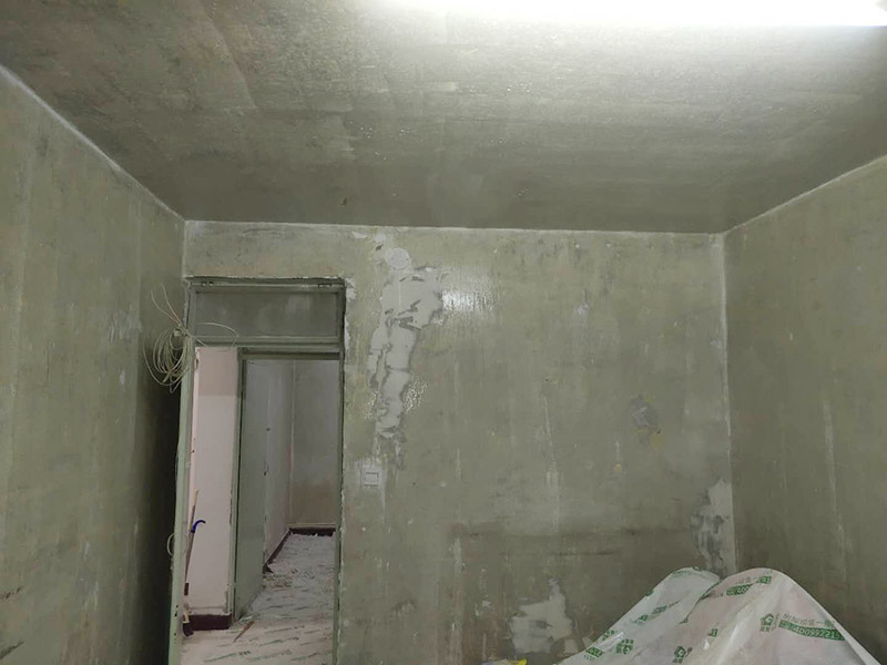 全屋墻面鏟除翻新：首先用水將墻面浸濕，這樣在鏟除墻面時(shí)比較省力，墻面必須要鏟到露出水泥砂漿面。然后是涂刷界面劑，一定要全部都刷到而且要均勻。墻面的裂縫通常都是用牛皮紙帶及白乳膠來(lái)貼住，但不能保證它能百分百不再開(kāi)裂。 如果墻面凹凸不平，那么就需要用石膏來(lái)找平，誤差最好不要超過(guò)0.5公分。非承重墻一般都是需要貼布的，所以最好選擇質(zhì)地好的墻布和白乳膠，有條件的話可以使用網(wǎng)格布，對(duì)于防裂效果會(huì)更好。 墻面在刷底漆時(shí)，一定要把每個(gè)地方都刷到并且要均勻。刷底漆要使用質(zhì)地好滾筒，以免影響到底漆涂刷的效果。在膩?zhàn)哟蚰ブ?，墻面都?huì)留下一些比較難看的坑眼，特別是在刷漆后非常明顯，所以需要找補(bǔ)。在找補(bǔ)時(shí)一定要打磨平整，為了避免出現(xiàn)色差坑眼在底漆里多加一點(diǎn)水再涂刷。