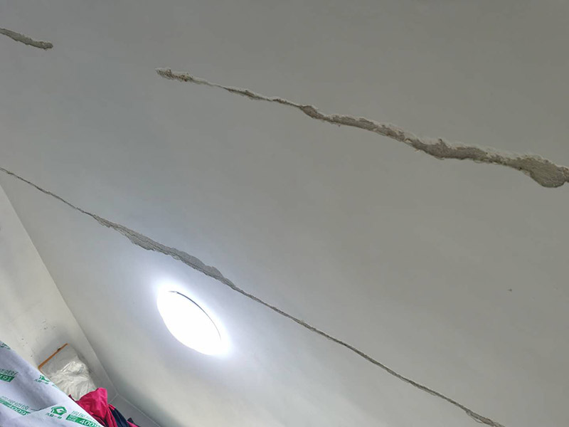 天花板墻面修補(bǔ)：如大面積出現(xiàn)裂縫的話，將du開裂處墻面基底鑿成&ldquo;U&rdquo;型狀，&ldquo;U&rdquo;型槽間距大于20CM以上，并對鑿好的基底進(jìn)行鑿毛處理，再掛鋼絲網(wǎng)。然后造在采用帶有彈性的裝飾材料對裂縫處涂刷，彌補(bǔ)墻壁裂縫問題。 把開裂的漆膜部分鏟掉，用彈性膩?zhàn)影蚜芽p填平； 使用彈性墻面漆進(jìn)行施工，對于吸水性過強(qiáng)的基層需用底漆進(jìn)行處理；避免在溫度較高及濕度太低的情況下施工； 涂刷時(shí)漆膜不能太厚。噴涂時(shí)注意避免霧化過度。