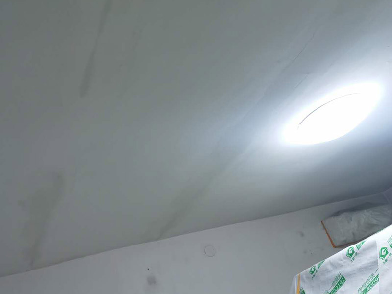 天花板墻面修補(bǔ)：如大面積出現(xiàn)裂縫的話，將du開裂處墻面基底鑿成&ldquo;U&rdquo;型狀，&ldquo;U&rdquo;型槽間距大于20CM以上，并對鑿好的基底進(jìn)行鑿毛處理，再掛鋼絲網(wǎng)。然后造在采用帶有彈性的裝飾材料對裂縫處涂刷，彌補(bǔ)墻壁裂縫問題。 把開裂的漆膜部分鏟掉，用彈性膩?zhàn)影蚜芽p填平； 使用彈性墻面漆進(jìn)行施工，對于吸水性過強(qiáng)的基層需用底漆進(jìn)行處理；避免在溫度較高及濕度太低的情況下施工； 涂刷時(shí)漆膜不能太厚。噴涂時(shí)注意避免霧化過度。