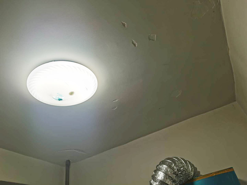 天花板墻面修補(bǔ)：如大面積出現(xiàn)裂縫的話，將du開裂處墻面基底鑿成&ldquo;U&rdquo;型狀，&ldquo;U&rdquo;型槽間距大于20CM以上，并對鑿好的基底進(jìn)行鑿毛處理，再掛鋼絲網(wǎng)。然后造在采用帶有彈性的裝飾材料對裂縫處涂刷，彌補(bǔ)墻壁裂縫問題。 把開裂的漆膜部分鏟掉，用彈性膩?zhàn)影蚜芽p填平； 使用彈性墻面漆進(jìn)行施工，對于吸水性過強(qiáng)的基層需用底漆進(jìn)行處理；避免在溫度較高及濕度太低的情況下施工； 涂刷時(shí)漆膜不能太厚。噴涂時(shí)注意避免霧化過度。