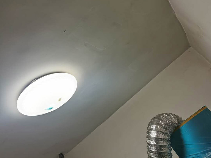 天花板墻面修補(bǔ)：如大面積出現(xiàn)裂縫的話，將du開裂處墻面基底鑿成&ldquo;U&rdquo;型狀，&ldquo;U&rdquo;型槽間距大于20CM以上，并對鑿好的基底進(jìn)行鑿毛處理，再掛鋼絲網(wǎng)。然后造在采用帶有彈性的裝飾材料對裂縫處涂刷，彌補(bǔ)墻壁裂縫問題。 把開裂的漆膜部分鏟掉，用彈性膩?zhàn)影蚜芽p填平； 使用彈性墻面漆進(jìn)行施工，對于吸水性過強(qiáng)的基層需用底漆進(jìn)行處理；避免在溫度較高及濕度太低的情況下施工； 涂刷時(shí)漆膜不能太厚。噴涂時(shí)注意避免霧化過度。