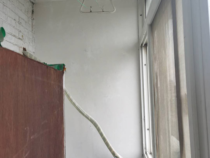 天花板墻面修補(bǔ)：如大面積出現(xiàn)裂縫的話，將du開裂處墻面基底鑿成&ldquo;U&rdquo;型狀，&ldquo;U&rdquo;型槽間距大于20CM以上，并對鑿好的基底進(jìn)行鑿毛處理，再掛鋼絲網(wǎng)。然后造在采用帶有彈性的裝飾材料對裂縫處涂刷，彌補(bǔ)墻壁裂縫問題。 把開裂的漆膜部分鏟掉，用彈性膩?zhàn)影蚜芽p填平； 使用彈性墻面漆進(jìn)行施工，對于吸水性過強(qiáng)的基層需用底漆進(jìn)行處理；避免在溫度較高及濕度太低的情況下施工； 涂刷時(shí)漆膜不能太厚。噴涂時(shí)注意避免霧化過度。