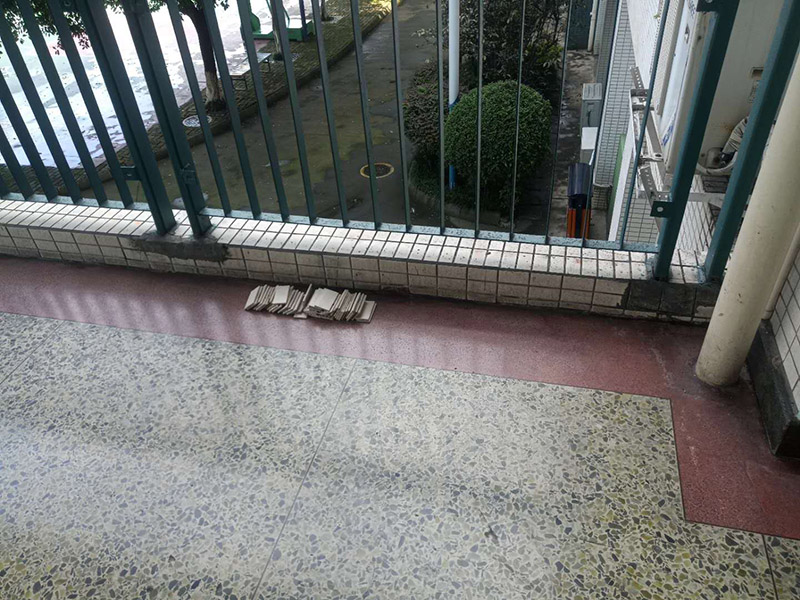 欄桿地磚修補(bǔ)維修：沿瓷磚四周邊緣清除嵌縫白水泥，小心地用小鑿子把破損的瓷磚清理干凈。又不想將四周瓷磚都換下，則可用裁玻璃的刀刻畫(huà)瓷磚的中間，將中間那部分瓷磚先鑿下來(lái)，然后用較鋒利的鋼鑿慢慢地將四周邊緣的碎瓷塊修理干凈。 2、瓷磚剝落后，底部的水泥砂漿將用鋼鑿子鑿開(kāi)，而力不能太重，否則其他完好的瓦片就會(huì)破碎。除塵后，將水應(yīng)用于濕表面。 3、瓷磚瓷磚應(yīng)先浸濕，在瓷磚背面吹一層107膠泥后，，然后用力按壓，并檢查新貼的瓷磚是否與所有圓形瓷磚齊平。 4、新瓷磚的接縫應(yīng)該用白色的水泥漿糊填充，并在瓷磚表面去除多余的水泥漿。