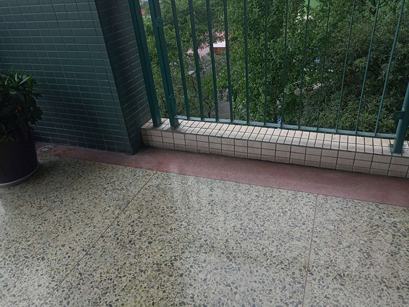 欄桿地磚修補(bǔ)維修：沿瓷磚四周邊緣清除嵌縫白水泥，小心地用小鑿子把破損的瓷磚清理干凈。又不想將四周瓷磚都換下，則可用裁玻璃的刀刻畫(huà)瓷磚的中間，將中間那部分瓷磚先鑿下來(lái)，然后用較鋒利的鋼鑿慢慢地將四周邊緣的碎瓷塊修理干凈。 2、瓷磚剝落后，底部的水泥砂漿將用鋼鑿子鑿開(kāi)，而力不能太重，否則其他完好的瓦片就會(huì)破碎。除塵后，將水應(yīng)用于濕表面。 3、瓷磚瓷磚應(yīng)先浸濕，在瓷磚背面吹一層107膠泥后，，然后用力按壓，并檢查新貼的瓷磚是否與所有圓形瓷磚齊平。 4、新瓷磚的接縫應(yīng)該用白色的水泥漿糊填充，并在瓷磚表面去除多余的水泥漿。