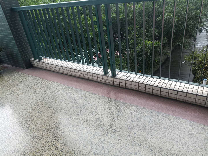 欄桿地磚修補(bǔ)維修：沿瓷磚四周邊緣清除嵌縫白水泥，小心地用小鑿子把破損的瓷磚清理干凈。又不想將四周瓷磚都換下，則可用裁玻璃的刀刻畫(huà)瓷磚的中間，將中間那部分瓷磚先鑿下來(lái)，然后用較鋒利的鋼鑿慢慢地將四周邊緣的碎瓷塊修理干凈。 2、瓷磚剝落后，底部的水泥砂漿將用鋼鑿子鑿開(kāi)，而力不能太重，否則其他完好的瓦片就會(huì)破碎。除塵后，將水應(yīng)用于濕表面。 3、瓷磚瓷磚應(yīng)先浸濕，在瓷磚背面吹一層107膠泥后，，然后用力按壓，并檢查新貼的瓷磚是否與所有圓形瓷磚齊平。 4、新瓷磚的接縫應(yīng)該用白色的水泥漿糊填充，并在瓷磚表面去除多余的水泥漿。