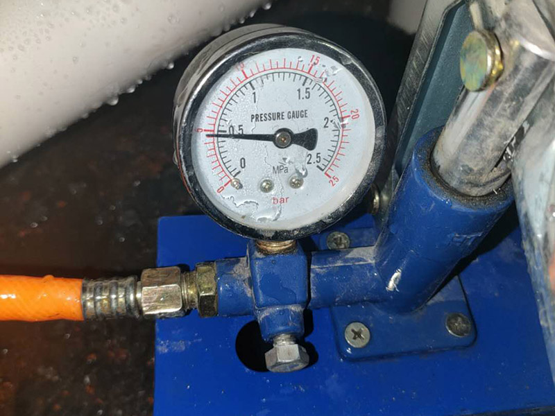 蹲便安裝,水管打壓維修:1、蹲便器的排污口和落水管的預留口涂上粘結劑或者膠泥。把蹲便器的排污口與落水管的預留口接駁好，校正蹲便器位置。砌磚固定蹲便器，要預留填碎石的缺口。 2、粘結劑干后，往蹲便器內試沖水，觀察接口是否漏水。在地面和蹲便器之間填入碎石土，嚴禁真入水泥混凝土。用磚封閉缺口。在磚外面批水泥砂漿貼上瓷磚。 3、與蹲便器相配合安裝的沖水閥分為：手壓式沖水閥和腳踏式沖水閥。 4、與蹲便器相配合安裝的水箱，水箱安裝高度距離便器水圈1.8米，水壓要求0.14-0.55Mpa。