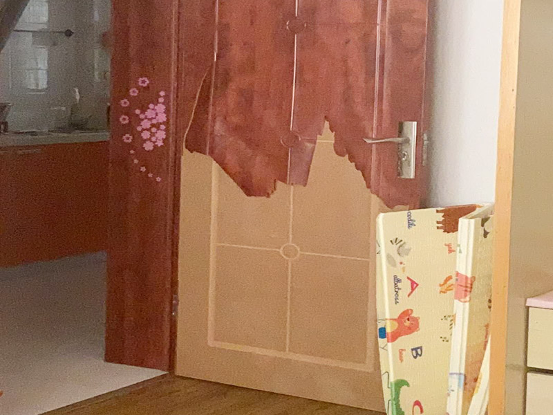 臥室木門維修:1.漆面表面劃傷用一只顏色與家具相同的普通的繪圖用蠟筆，在劃痕上劃一劃，使其與周邊漆面高度相同，再薄薄地涂上一層透明的清漆就可以了；2.油漆剝落修復(fù)，清漆家具表面小塊油漆剝落后可取同色廣告顏料涂補(bǔ)，再用清漆涂在表面，即完好如初3.裂縫填補(bǔ)用油灰和顏料拌勻后嵌入堵平，但要注意顏料要和原油灰的顏料、原油漆色彩一致，以防留下疤跡