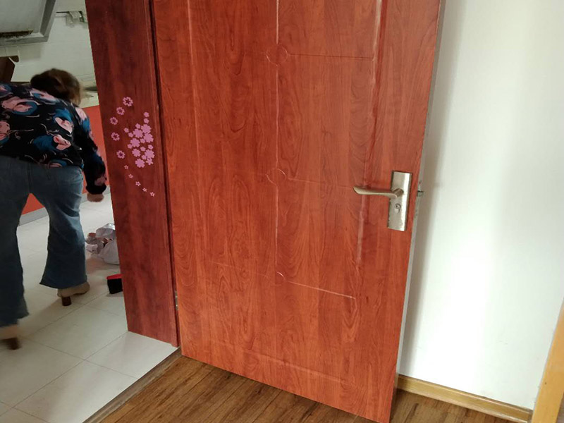 臥室木門維修:1.漆面表面劃傷用一只顏色與家具相同的普通的繪圖用蠟筆，在劃痕上劃一劃，使其與周邊漆面高度相同，再薄薄地涂上一層透明的清漆就可以了；2.油漆剝落修復(fù)，清漆家具表面小塊油漆剝落后可取同色廣告顏料涂補(bǔ)，再用清漆涂在表面，即完好如初3.裂縫填補(bǔ)用油灰和顏料拌勻后嵌入堵平，但要注意顏料要和原油灰的顏料、原油漆色彩一致，以防留下疤跡