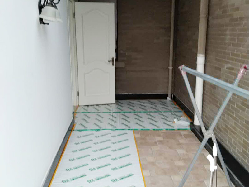 入戶門扇用公司統(tǒng)一的門貼進(jìn)行全面包裹保護(hù)，用透明膠帶將保護(hù)膜粘貼牢固平整。 2、用標(biāo)準(zhǔn)保護(hù)膜將門框三面保護(hù)完整并固定牢固。 3、工程完工后拆除保護(hù)膜時(shí)如果有粘貼時(shí)的膠痕，應(yīng)用酒精或?qū)Ｓ玫那逦蹌┣宄z痕。