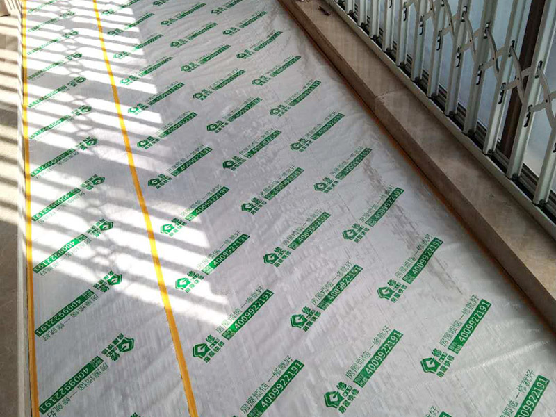 入戶門扇用公司統(tǒng)一的門貼進(jìn)行全面包裹保護(hù)，用透明膠帶將保護(hù)膜粘貼牢固平整。 2、用標(biāo)準(zhǔn)保護(hù)膜將門框三面保護(hù)完整并固定牢固。 3、工程完工后拆除保護(hù)膜時(shí)如果有粘貼時(shí)的膠痕，應(yīng)用酒精或?qū)Ｓ玫那逦蹌┣宄z痕。