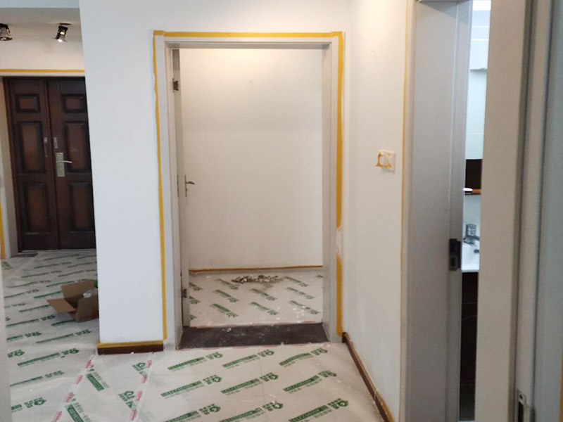 墻面粉刷翻新：在舊墻面上重新刷乳膠漆之前，一般先要對(duì)舊墻上的油污、浮灰、空鼓或裂紋等做處理，清除浮灰，鏟除起砂翹皮等部位，對(duì)油污的部位，應(yīng)先將原有涂層鏟除，不能鏟除應(yīng)徹底清洗干凈，墻面清理完畢，在用膩?zhàn)优蝺傻馈?墻面底漆很重要，特別對(duì)舊墻刷新來(lái)說(shuō)，如果直接上面漆墻面容易起泡發(fā)霉，日照久了墻面顏色也容易出現(xiàn)變化。刷底漆時(shí)一定要注意刷勻，確保墻面每個(gè)地方都刷到。刷底漆時(shí)滾筒選擇也很重要，不好的滾筒涂刷效果較差，會(huì)直接影響到面漆效果。