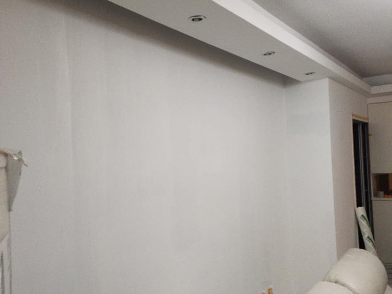 墻面粉刷翻新：在舊墻面上重新刷乳膠漆之前，一般先要對(duì)舊墻上的油污、浮灰、空鼓或裂紋等做處理，清除浮灰，鏟除起砂翹皮等部位，對(duì)油污的部位，應(yīng)先將原有涂層鏟除，不能鏟除應(yīng)徹底清洗干凈，墻面清理完畢，在用膩?zhàn)优蝺傻馈?墻面底漆很重要，特別對(duì)舊墻刷新來(lái)說(shuō)，如果直接上面漆墻面容易起泡發(fā)霉，日照久了墻面顏色也容易出現(xiàn)變化。刷底漆時(shí)一定要注意刷勻，確保墻面每個(gè)地方都刷到。刷底漆時(shí)滾筒選擇也很重要，不好的滾筒涂刷效果較差，會(huì)直接影響到面漆效果。