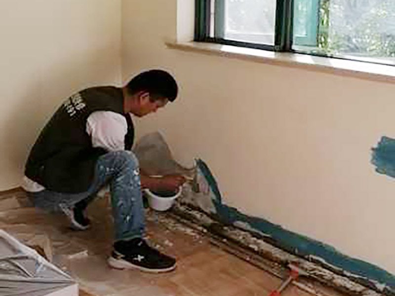 墻面局部防水修補：基面處理是基礎(chǔ)，基面處理是防水施工的關(guān)鍵，施工前須清理基面，以確保其堅固、平整、干凈，無灰塵、油膩、蠟、脫模劑等以及其它碎屑物質(zhì)，如有孔隙、裂縫等缺陷的，須預(yù)先用水泥砂漿修補抹平，陰陽角處應(yīng)抹成圓弧形。保持基面濕潤當無明水。 涂刷方法要注意，涂刷時力度均勻，注意不要漏刷；前后兩遍涂刷時保持垂直相交的角度，以充分覆蓋到位；單次涂刷不宜過厚，特別是管口和轉(zhuǎn)角處，不能超過1mm，防止干固后產(chǎn)生裂縫。