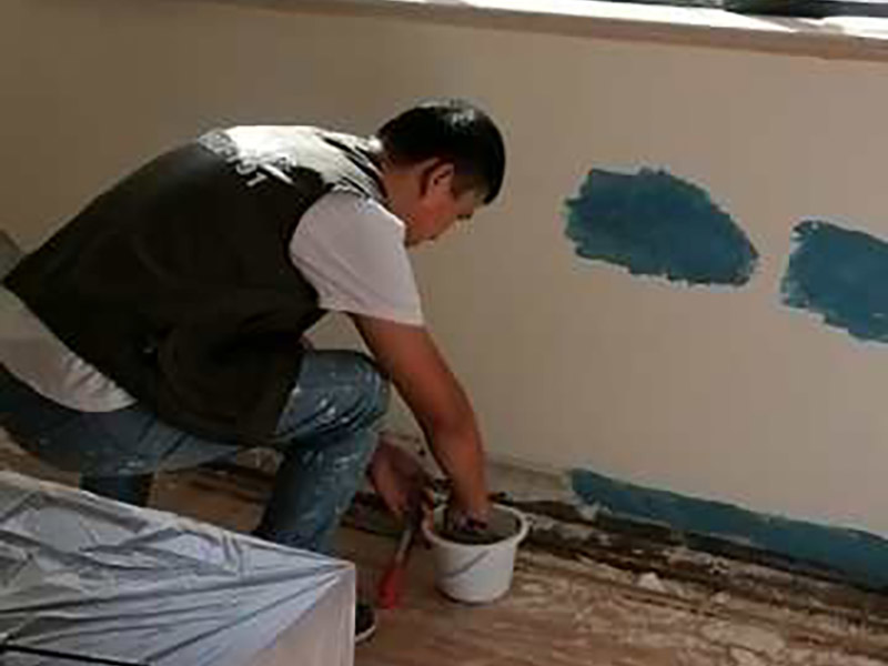 墻面局部防水修補：基面處理是基礎(chǔ)，基面處理是防水施工的關(guān)鍵，施工前須清理基面，以確保其堅固、平整、干凈，無灰塵、油膩、蠟、脫模劑等以及其它碎屑物質(zhì)，如有孔隙、裂縫等缺陷的，須預(yù)先用水泥砂漿修補抹平，陰陽角處應(yīng)抹成圓弧形。保持基面濕潤當無明水。 涂刷方法要注意，涂刷時力度均勻，注意不要漏刷；前后兩遍涂刷時保持垂直相交的角度，以充分覆蓋到位；單次涂刷不宜過厚，特別是管口和轉(zhuǎn)角處，不能超過1mm，防止干固后產(chǎn)生裂縫。