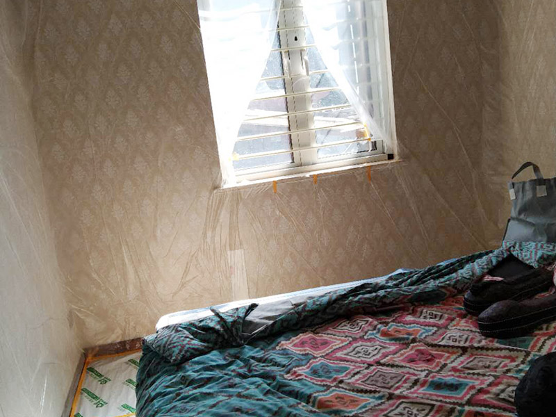 全屋成品保護措施：各種裝修物料的進場以及各種建筑裝修垃圾的清理，都會經(jīng)過入戶門，這些物品在搬運的過程中，難免會和入戶門發(fā)生磕碰，造成入戶門的磕碰劃傷，所以，第一個需要做好成品保護的地方就是入戶門。在裝修開工前直到家具進場期間，都需要對入戶門進行保護！可以使用成品保護膜將門包裹。 在進行木門、櫥柜、家具等的相關(guān)的安裝或組裝的過程中，成品保護主要體現(xiàn)在兩個方面：一是原有的墻面、地面裝飾的保護，盡量避免因為這些安裝工程對已裝的部分造成破壞；二是安裝的物品本身的保護，注意不要在安裝過程中造成磕碰、劃傷等損傷。