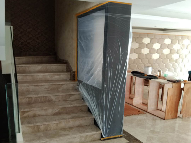 全屋成品保護措施：各種裝修物料的進場以及各種建筑裝修垃圾的清理，都會經(jīng)過入戶門，這些物品在搬運的過程中，難免會和入戶門發(fā)生磕碰，造成入戶門的磕碰劃傷，所以，第一個需要做好成品保護的地方就是入戶門。在裝修開工前直到家具進場期間，都需要對入戶門進行保護！可以使用成品保護膜將門包裹。 在進行木門、櫥柜、家具等的相關(guān)的安裝或組裝的過程中，成品保護主要體現(xiàn)在兩個方面：一是原有的墻面、地面裝飾的保護，盡量避免因為這些安裝工程對已裝的部分造成破壞；二是安裝的物品本身的保護，注意不要在安裝過程中造成磕碰、劃傷等損傷。