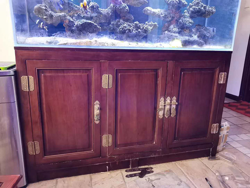 家具五金翻新安裝:1、取一個(gè)邊框和下封，用固定螺絲固定； 2、把du固定好的邊框放置地上，然后把移門板排列在邊框上面； 3、取另外一根邊框卡入排列好的移門板上，用螺絲固定下封和邊框； 4、卡入上封，用螺絲固定，同時(shí)固定好上滑輪； 5、上下螺絲都固定好后，用牽引螺絲把下滑輪固定在下封內(nèi)，完成安裝；