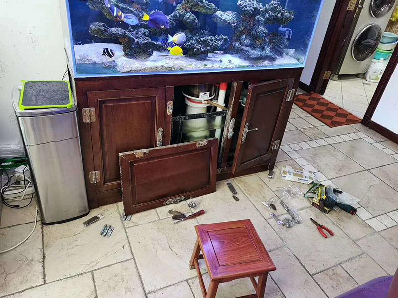 家具五金翻新安裝:1、取一個(gè)邊框和下封，用固定螺絲固定； 2、把du固定好的邊框放置地上，然后把移門板排列在邊框上面； 3、取另外一根邊框卡入排列好的移門板上，用螺絲固定下封和邊框； 4、卡入上封，用螺絲固定，同時(shí)固定好上滑輪； 5、上下螺絲都固定好后，用牽引螺絲把下滑輪固定在下封內(nèi)，完成安裝；