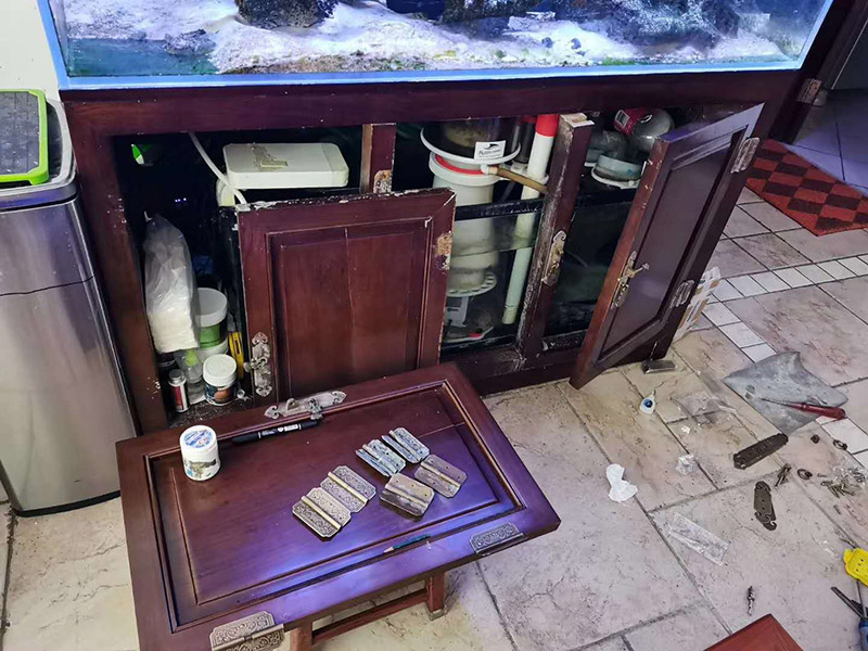 家具五金翻新安裝:1、取一個(gè)邊框和下封，用固定螺絲固定； 2、把du固定好的邊框放置地上，然后把移門板排列在邊框上面； 3、取另外一根邊框卡入排列好的移門板上，用螺絲固定下封和邊框； 4、卡入上封，用螺絲固定，同時(shí)固定好上滑輪； 5、上下螺絲都固定好后，用牽引螺絲把下滑輪固定在下封內(nèi)，完成安裝；