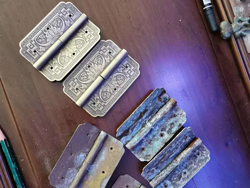 家具五金翻新安裝:1、取一個(gè)邊框和下封，用固定螺絲固定； 2、把du固定好的邊框放置地上，然后把移門板排列在邊框上面； 3、取另外一根邊框卡入排列好的移門板上，用螺絲固定下封和邊框； 4、卡入上封，用螺絲固定，同時(shí)固定好上滑輪； 5、上下螺絲都固定好后，用牽引螺絲把下滑輪固定在下封內(nèi)，完成安裝；