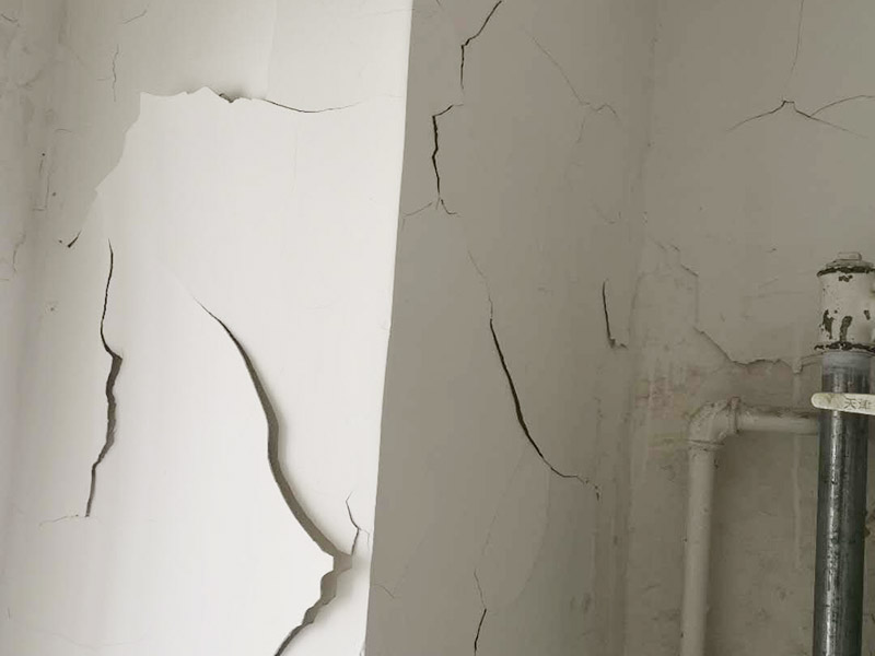 墻面空鼓起皮維修：起因可能是：1、抹灰前基層清理不干凈，不同材料的bai墻面連接未按照規(guī)范規(guī)定設置鋼絲網(wǎng);墻面澆水不透;外墻 粉刷墻面沒有分格或分格過大。 2、原材料質(zhì)量不符合要求(沙粒過細，含泥量大，水泥安定性不合要求);砂漿未攪拌均勻。 3、幾層凹凸偏差較大，一次抹灰過厚，沒有分層抹灰或各抹灰時間間隔太近;抹灰總厚度大于35mm時未采取加強措施。 4、各層抹灰層配合比相差過大，強度等級較高的水泥砂漿粉刷在強度等級較低的面層或?qū)嵒萆皾{面層上。 5、氣溫過高時，砂漿失水過快;抹灰后未適當澆水養(yǎng)護。