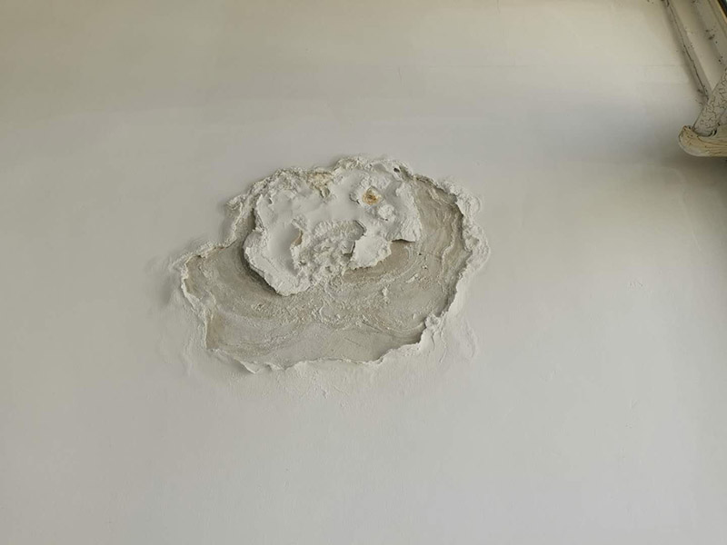 墻面空鼓起皮維修：起因可能是：1、抹灰前基層清理不干凈，不同材料的bai墻面連接未按照規(guī)范規(guī)定設置鋼絲網(wǎng);墻面澆水不透;外墻 粉刷墻面沒有分格或分格過大。 2、原材料質(zhì)量不符合要求(沙粒過細，含泥量大，水泥安定性不合要求);砂漿未攪拌均勻。 3、幾層凹凸偏差較大，一次抹灰過厚，沒有分層抹灰或各抹灰時間間隔太近;抹灰總厚度大于35mm時未采取加強措施。 4、各層抹灰層配合比相差過大，強度等級較高的水泥砂漿粉刷在強度等級較低的面層或?qū)嵒萆皾{面層上。 5、氣溫過高時，砂漿失水過快;抹灰后未適當澆水養(yǎng)護。