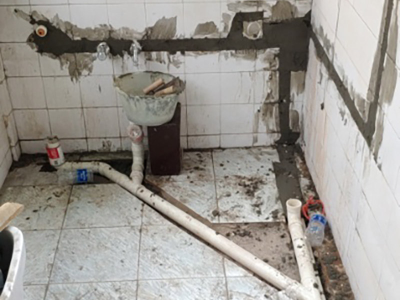 電路改造是重要的隱蔽工程之一，在施工中，電路改造的工序比較復(fù)雜，很容易會(huì)出現(xiàn)一些安全隱患，因此電路改造施工過(guò)程必須嚴(yán)格按規(guī)范進(jìn)行。很多朋友在裝修的時(shí)候沒(méi)有考慮到入住后的實(shí)際需要，往往對(duì)電線插座的安裝掉以輕心。到了入住就后悔莫及。因此，裝修時(shí)考慮清楚，以免讓電線插座給入住留下裝修遺憾。