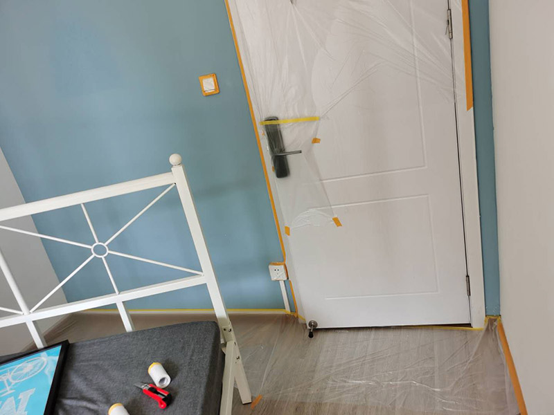 墻面換色家具保護(hù):第一就是可以貼壁紙，只是反而可能會(huì)把墻弄得花里胡哨的；第二在漆上做一些簡(jiǎn)單的線條或花紋，把粉色遮蓋住一些；第三就是只有鏟掉重新處理底子刷漆了，因?yàn)槠岣珊笫且粚幽ぁ?#10;在裝修開工前知道家具家電進(jìn)場(chǎng)，都應(yīng)當(dāng)使用成品保護(hù)膜將入戶門進(jìn)行包裹。
水電改造是基礎(chǔ)裝修，水電裝修的質(zhì)量好壞，直接決定著后期的施工和使用。因此，在進(jìn)行水電改造時(shí)，同樣需要做好成品保護(hù)工作。水電改造完成后，應(yīng)當(dāng)對(duì)各種管線進(jìn)行規(guī)范的固定，以防脫落;對(duì)裸露的線頭要進(jìn)行包裹，以防發(fā)生觸電的危險(xiǎn);做好地面裸線管的固定和保護(hù)，防止被踩