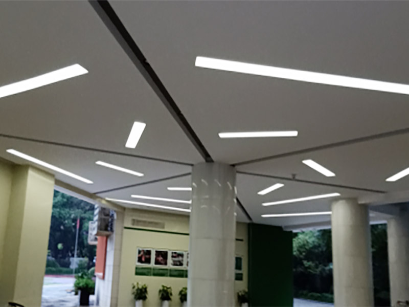 天花板燈具維修:首先在更換的時(shí)候需要將這個(gè)電源的閘給關(guān)掉，這樣才能夠讓自己更加安全。不然會(huì)危及生命。其次可以用吸盤或是吊鉤把這個(gè)電器旁邊的鋁扣板先扣住一個(gè)腳，然后再把整塊扣白以及相鄰幾塊取出，這樣就有空間來進(jìn)行更換燈的一個(gè)工作。最后摘下燈面板，就打開了吊頂燈的內(nèi)部，需要拔下舊的驅(qū)動(dòng)電源和燈板的插座，換上新的驅(qū)動(dòng)電源，接著將新燈電源插座接上，最后再把燈具面板安裝上。注意，裝燈面板時(shí)四周要與扣板對齊，如果沒有對齊安裝好，會(huì)導(dǎo)致燈罩墜落。