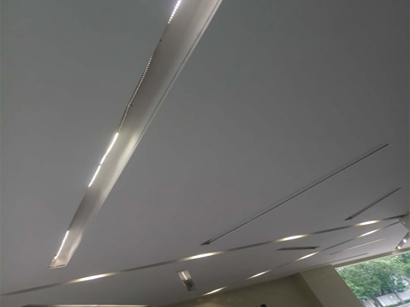 天花板燈具維修:首先在更換的時(shí)候需要將這個(gè)電源的閘給關(guān)掉，這樣才能夠讓自己更加安全。不然會(huì)危及生命。其次可以用吸盤或是吊鉤把這個(gè)電器旁邊的鋁扣板先扣住一個(gè)腳，然后再把整塊扣白以及相鄰幾塊取出，這樣就有空間來進(jìn)行更換燈的一個(gè)工作。最后摘下燈面板，就打開了吊頂燈的內(nèi)部，需要拔下舊的驅(qū)動(dòng)電源和燈板的插座，換上新的驅(qū)動(dòng)電源，接著將新燈電源插座接上，最后再把燈具面板安裝上。注意，裝燈面板時(shí)四周要與扣板對齊，如果沒有對齊安裝好，會(huì)導(dǎo)致燈罩墜落。