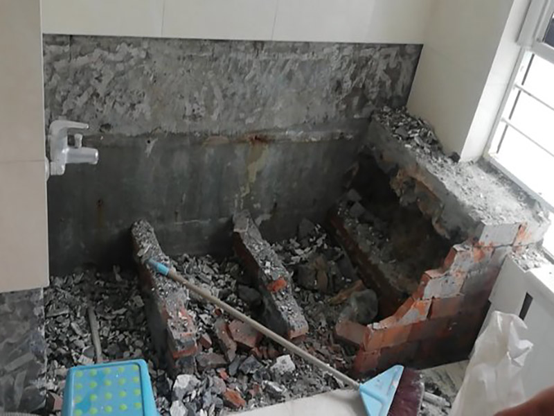 衛(wèi)生間防水改造:改造之前你需要將這些不滿意的地方進(jìn)行拆除，且拆除之后的垃圾也要及時(shí)清理，避免阻礙施工進(jìn)程。將不需要或是不滿意的地方進(jìn)行拆除后，留下的成品需要進(jìn)行施工保護(hù)，防止磕碰到，還可防止被上面的重物或是棱角碰壞。 衛(wèi)生間的水、水蒸氣極其常見，防水做不好極易導(dǎo)致墻面潮濕、發(fā)霉，電路出現(xiàn)問(wèn)題等的情況。衛(wèi)生間墻面上要做大約30厘米的防水涂料，以防積水浸透墻面，且要保證涂刷厚度均勻，還需要處理好地面和墻面交界處的各類管件的涂刷。待防水處理完全確定后，等待地面干透就可以做后續(xù)的工程了。 地磚鋪設(shè)之前再做一次閉水試驗(yàn)或直接再做一次防水，同時(shí)要了解地面水管電線的布局，以便之后檢查修理，另外在鋪設(shè)前注意將地磚浸泡30分鐘，以地磚完全浸泡后不冒氣泡為宜