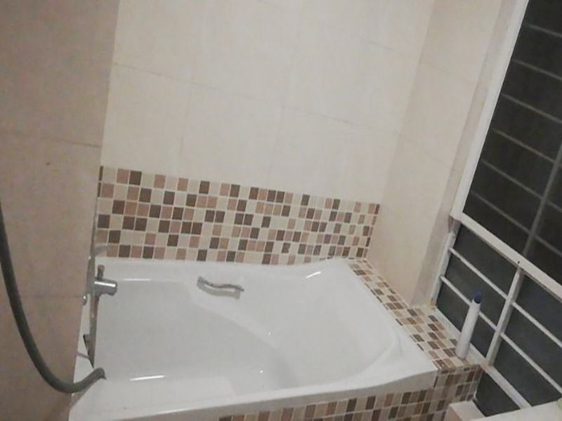 衛(wèi)生間防水改造:改造之前你需要將這些不滿意的地方進(jìn)行拆除，且拆除之后的垃圾也要及時(shí)清理，避免阻礙施工進(jìn)程。將不需要或是不滿意的地方進(jìn)行拆除后，留下的成品需要進(jìn)行施工保護(hù)，防止磕碰到，還可防止被上面的重物或是棱角碰壞。 衛(wèi)生間的水、水蒸氣極其常見，防水做不好極易導(dǎo)致墻面潮濕、發(fā)霉，電路出現(xiàn)問(wèn)題等的情況。衛(wèi)生間墻面上要做大約30厘米的防水涂料，以防積水浸透墻面，且要保證涂刷厚度均勻，還需要處理好地面和墻面交界處的各類管件的涂刷。待防水處理完全確定后，等待地面干透就可以做后續(xù)的工程了。 地磚鋪設(shè)之前再做一次閉水試驗(yàn)或直接再做一次防水，同時(shí)要了解地面水管電線的布局，以便之后檢查修理，另外在鋪設(shè)前注意將地磚浸泡30分鐘，以地磚完全浸泡后不冒氣泡為宜