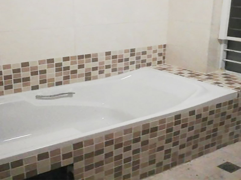 衛(wèi)生間防水改造:改造之前你需要將這些不滿意的地方進(jìn)行拆除，且拆除之后的垃圾也要及時(shí)清理，避免阻礙施工進(jìn)程。將不需要或是不滿意的地方進(jìn)行拆除后，留下的成品需要進(jìn)行施工保護(hù)，防止磕碰到，還可防止被上面的重物或是棱角碰壞。 衛(wèi)生間的水、水蒸氣極其常見，防水做不好極易導(dǎo)致墻面潮濕、發(fā)霉，電路出現(xiàn)問(wèn)題等的情況。衛(wèi)生間墻面上要做大約30厘米的防水涂料，以防積水浸透墻面，且要保證涂刷厚度均勻，還需要處理好地面和墻面交界處的各類管件的涂刷。待防水處理完全確定后，等待地面干透就可以做后續(xù)的工程了。 地磚鋪設(shè)之前再做一次閉水試驗(yàn)或直接再做一次防水，同時(shí)要了解地面水管電線的布局，以便之后檢查修理，另外在鋪設(shè)前注意將地磚浸泡30分鐘，以地磚完全浸泡后不冒氣泡為宜