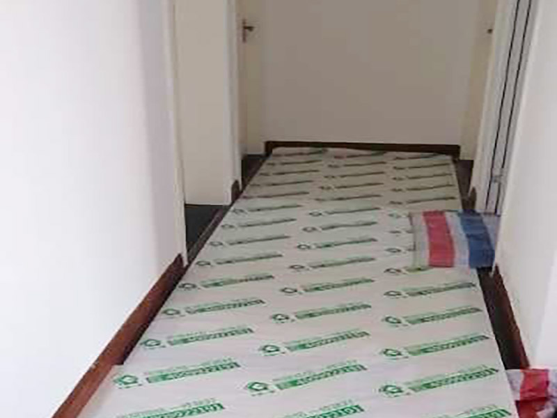 浴缸拆除改造維修:改造之前你需要將這些不滿意的地方進(jìn)行拆除，且拆除之后的垃圾也要及時清理，避免阻礙施工進(jìn)程。將不需要或是不滿意的地方進(jìn)行拆除后，留下的成品需要進(jìn)行施工保護(hù)，防止磕碰到，還可防止被上面的重物或是棱角碰壞。拆除工作還挺麻煩。把浴缸抬起后，側(cè)邊的紅磚也要用大錘敲干凈。敲完之后記得及時處理干凈地面的建筑垃圾。