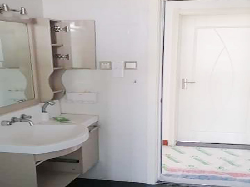 浴缸拆除改造維修:改造之前你需要將這些不滿意的地方進(jìn)行拆除，且拆除之后的垃圾也要及時清理，避免阻礙施工進(jìn)程。將不需要或是不滿意的地方進(jìn)行拆除后，留下的成品需要進(jìn)行施工保護(hù)，防止磕碰到，還可防止被上面的重物或是棱角碰壞。拆除工作還挺麻煩。把浴缸抬起后，側(cè)邊的紅磚也要用大錘敲干凈。敲完之后記得及時處理干凈地面的建筑垃圾。