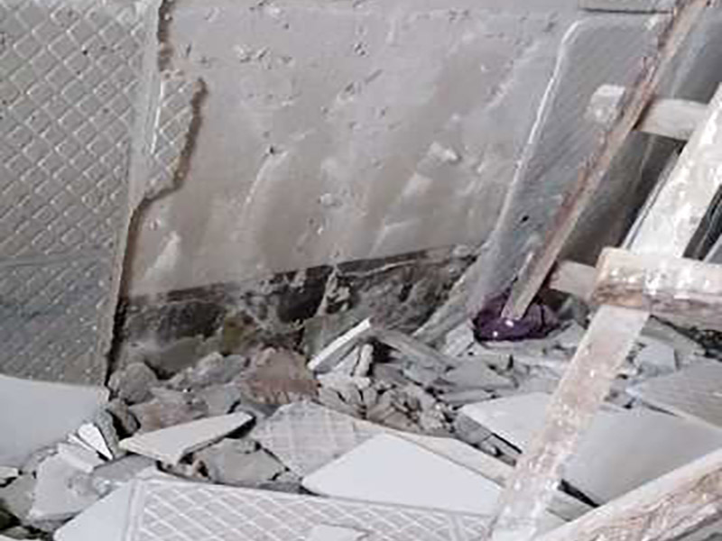 浴缸拆除改造維修:改造之前你需要將這些不滿意的地方進(jìn)行拆除，且拆除之后的垃圾也要及時清理，避免阻礙施工進(jìn)程。將不需要或是不滿意的地方進(jìn)行拆除后，留下的成品需要進(jìn)行施工保護(hù)，防止磕碰到，還可防止被上面的重物或是棱角碰壞。拆除工作還挺麻煩。把浴缸抬起后，側(cè)邊的紅磚也要用大錘敲干凈。敲完之后記得及時處理干凈地面的建筑垃圾。