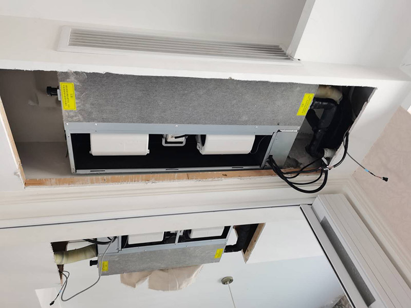 中央空調(diào)安裝:中央空調(diào)安裝是需要進(jìn)場(chǎng)定位的，當(dāng)然中央空調(diào)的進(jìn)場(chǎng)是在水電改造之后，裝修施工之前。進(jìn)場(chǎng)定位主要就是根據(jù)暖通工程師設(shè)計(jì)好的施工圖紙，現(xiàn)場(chǎng)確定內(nèi)機(jī)的安裝位置和管道的走向排布。定位一定要嚴(yán)格按照施工圖紙來，否則空調(diào)內(nèi)機(jī)的偏差會(huì)造成后期空調(diào)效果不良。 吊裝內(nèi)機(jī)時(shí)一定要先對(duì)內(nèi)機(jī)進(jìn)行檢查，主要檢查內(nèi)機(jī)的配件是否齊全，型號(hào)和設(shè)計(jì)圖紙上的型號(hào)是否一致。內(nèi)機(jī)在進(jìn)行吊裝時(shí)，一定要注意做好室內(nèi)機(jī)的防塵工作，用空調(diào)專用的錫箔防塵紙將內(nèi)機(jī)的送風(fēng)口和回風(fēng)口都進(jìn)行密封，以免后期裝修施工過程中，灰塵進(jìn)入內(nèi)機(jī)。