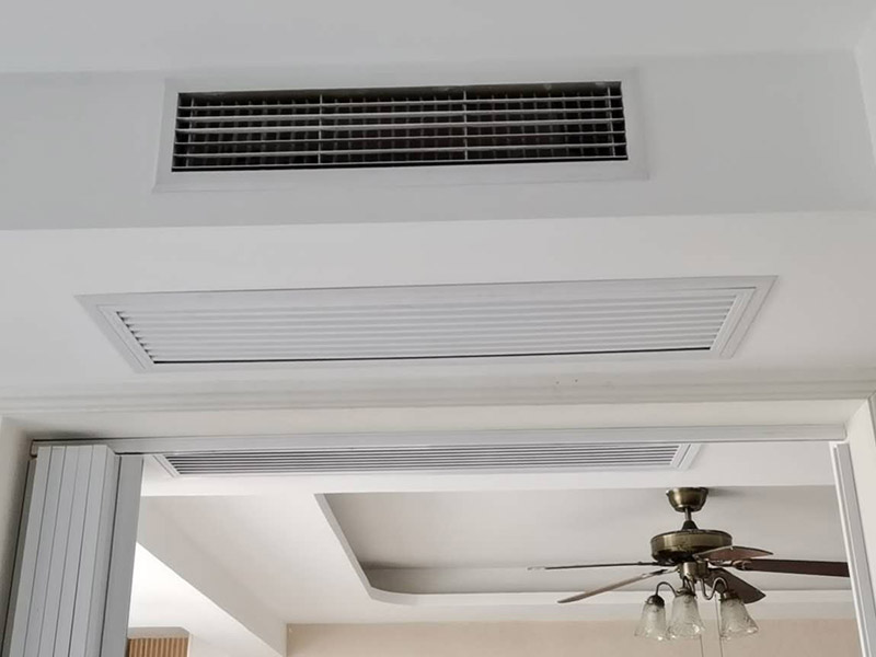 中央空調(diào)安裝:中央空調(diào)安裝是需要進(jìn)場(chǎng)定位的，當(dāng)然中央空調(diào)的進(jìn)場(chǎng)是在水電改造之后，裝修施工之前。進(jìn)場(chǎng)定位主要就是根據(jù)暖通工程師設(shè)計(jì)好的施工圖紙，現(xiàn)場(chǎng)確定內(nèi)機(jī)的安裝位置和管道的走向排布。定位一定要嚴(yán)格按照施工圖紙來，否則空調(diào)內(nèi)機(jī)的偏差會(huì)造成后期空調(diào)效果不良。 吊裝內(nèi)機(jī)時(shí)一定要先對(duì)內(nèi)機(jī)進(jìn)行檢查，主要檢查內(nèi)機(jī)的配件是否齊全，型號(hào)和設(shè)計(jì)圖紙上的型號(hào)是否一致。內(nèi)機(jī)在進(jìn)行吊裝時(shí)，一定要注意做好室內(nèi)機(jī)的防塵工作，用空調(diào)專用的錫箔防塵紙將內(nèi)機(jī)的送風(fēng)口和回風(fēng)口都進(jìn)行密封，以免后期裝修施工過程中，灰塵進(jìn)入內(nèi)機(jī)。