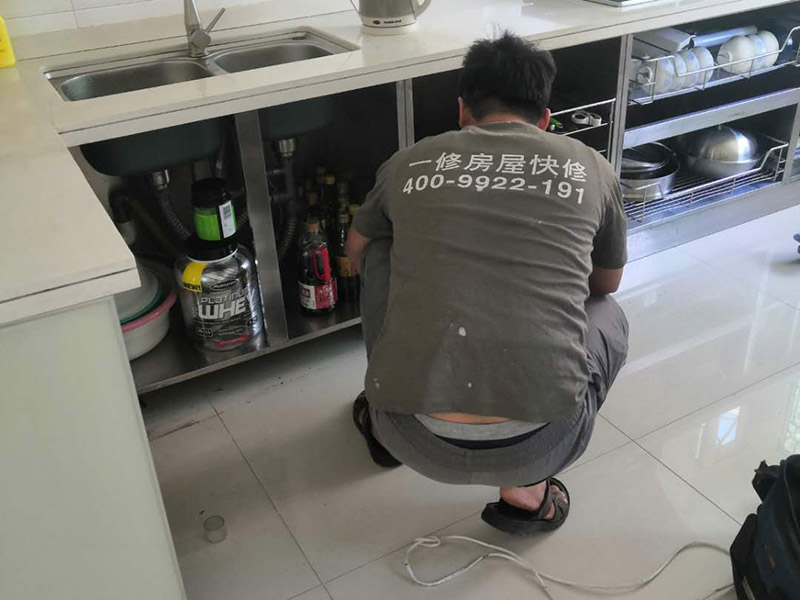 鞋柜櫥柜門組裝：1、貼準(zhǔn)櫥柜基準(zhǔn)線實(shí)行安裝：在櫥柜安裝設(shè)計(jì)里，先在安裝位置畫(huà)上基準(zhǔn)線，方便進(jìn)行校對(duì)，保證每一個(gè)櫥柜之間保持整齊； 2、別遺漏任何一顆螺絲釘：在安裝柜門時(shí)，需要很多螺絲釘，確保每一顆螺絲釘不能遺漏，否則無(wú)法保證櫥柜門的使用效果； 3、鉸鏈安裝：鉸鏈相當(dāng)于櫥柜門的鎖，安裝在柜門后面，通過(guò)彈簧滑動(dòng)裝置來(lái)控制，使用方便。